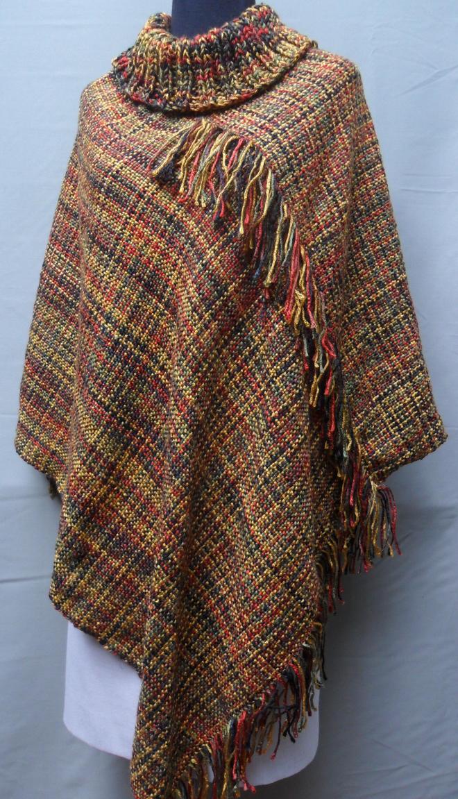 Poncho en lana multicolor con cuello 